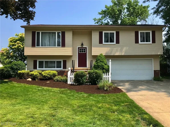 8584 Newcomb Dr, Parma, OH 44129