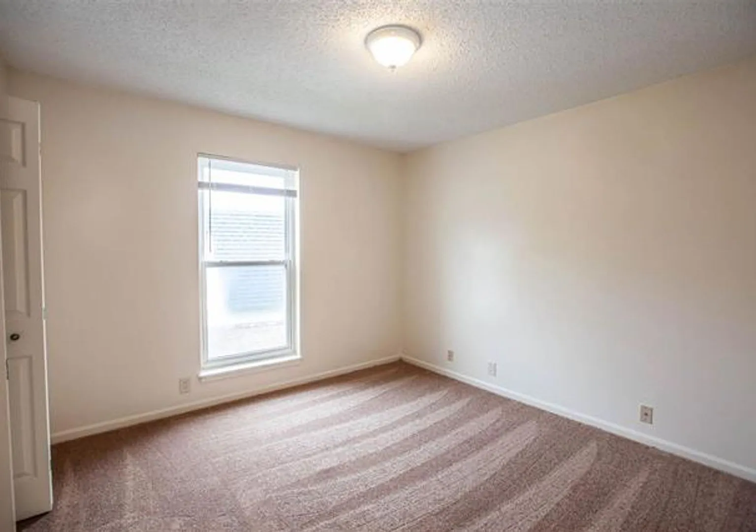 Cozy Apartment Living in Great Neighborhood! — Photo 4