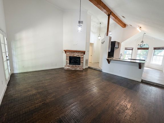 3rd image of 1404 Daffodil Ln