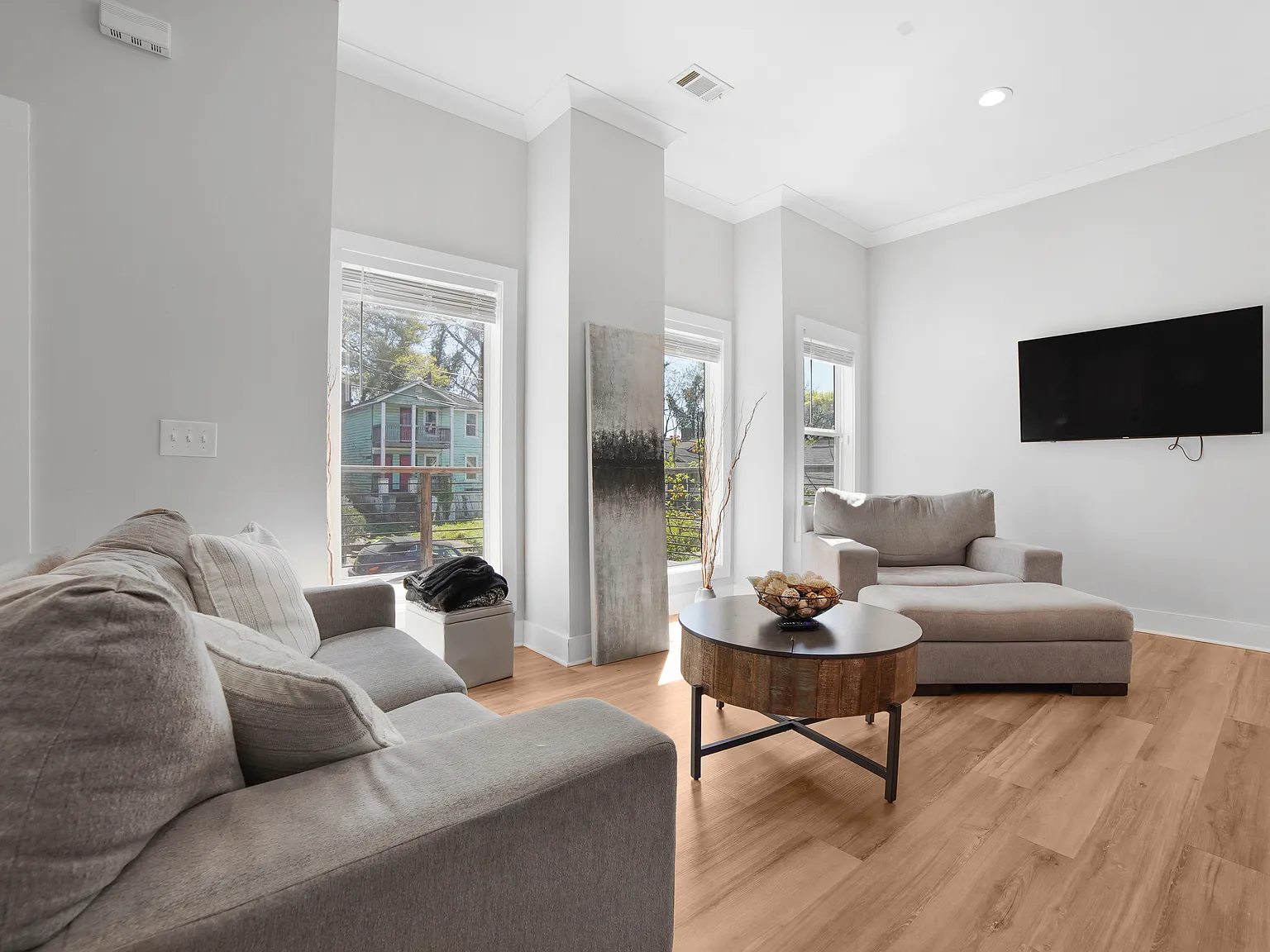 4 bed, 2.5 bath, 1296 sqft, $3,200 — Photo 4
