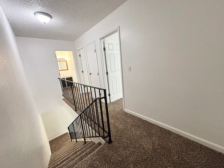 1200 E Powell Blvd #10 — Photo 10
