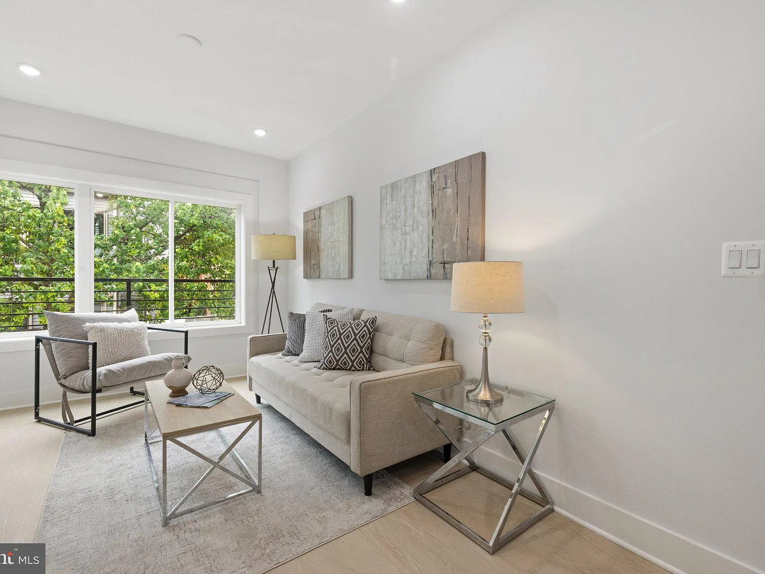 3 bed, 2.0 bath, 1000 sqft, $4,950 — Photo 3