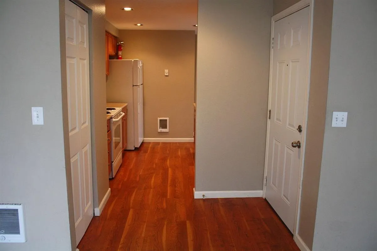 3 bed, 1089 sqft, $2,195 — Photo 2