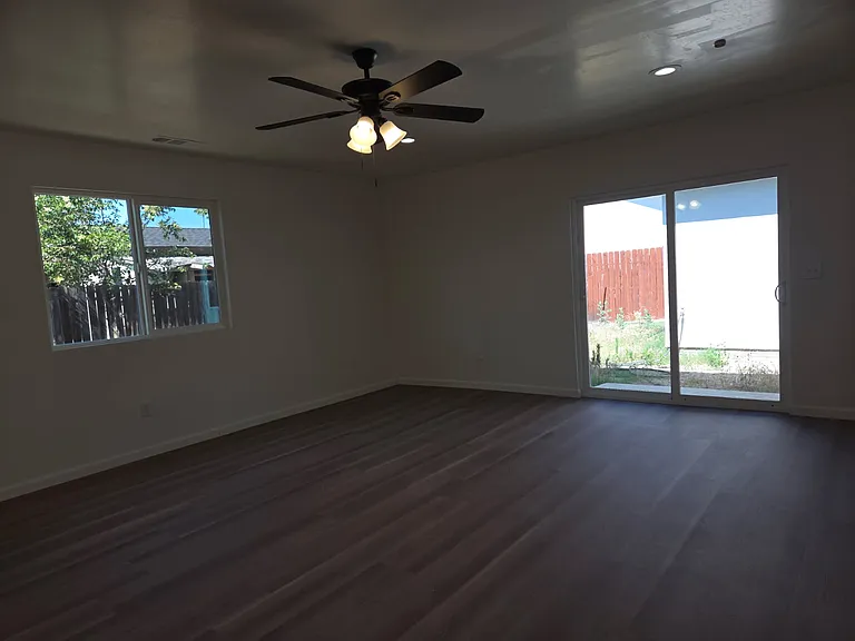 2020 Aspen St — Photo 4