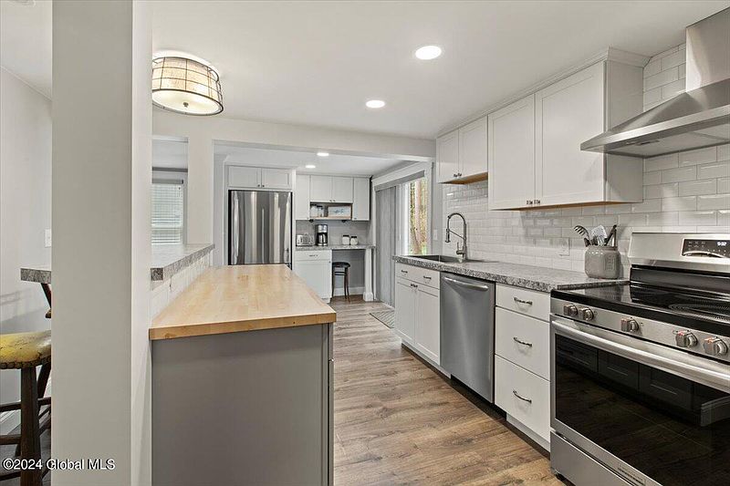 4th image of 188 Arrow Wood Place