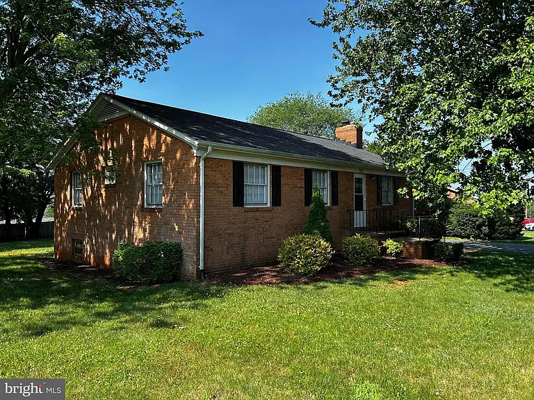 525 Azalea St — Photo 2