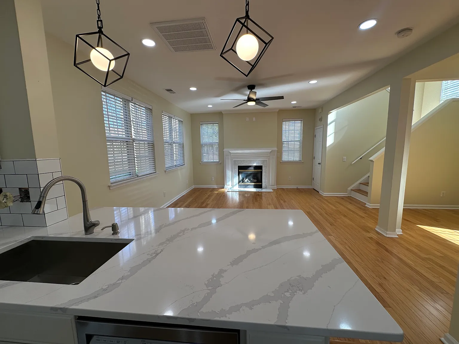 4 bed, 2.5 bath, 2200 sqft, $3,000 — Photo 2