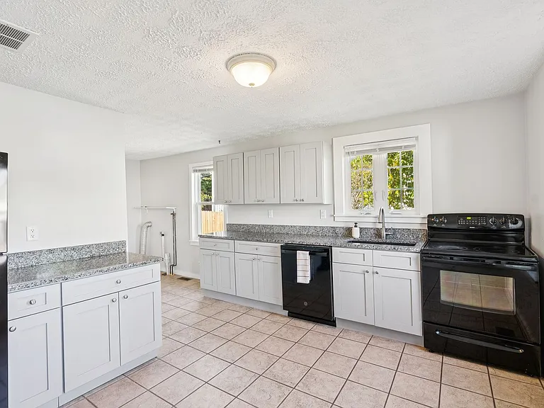 140 & 142 Sawyer Street — Photo 9