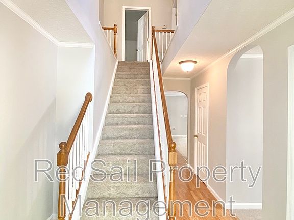 2nd image of 102 Thunderbird Ln