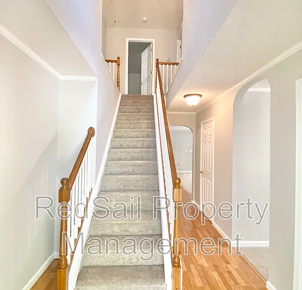 102 Thunderbird Ln — Photo 2