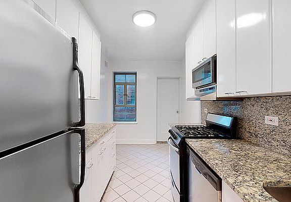 5th image of 150 Greenway Ter APT 28E