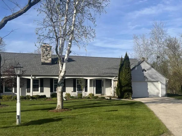 928 West Shaker CIRCLE, Mequon, WI 53092