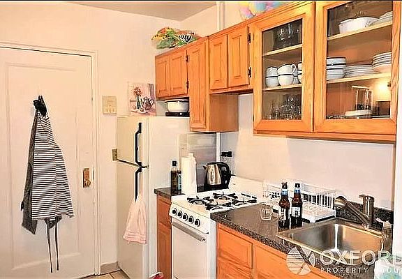 4th image of 248 W 21st St #1CC