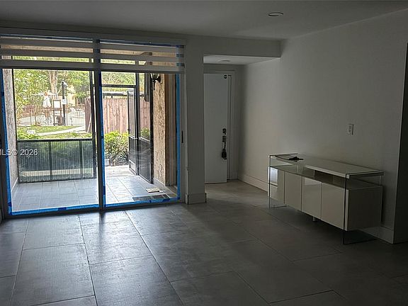5th image of 740 NE 199th St APT 102G