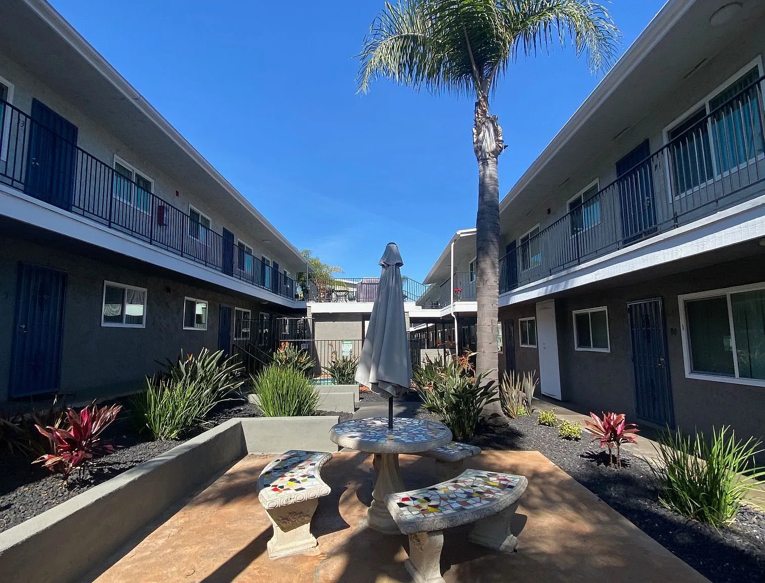 Vista Capri Apartments — Photo 2