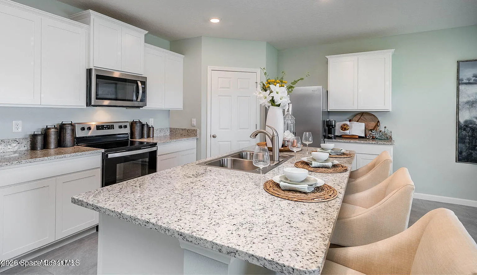 4 bed, 2.0 bath, 1830 sqft, $2,350 — Photo 2