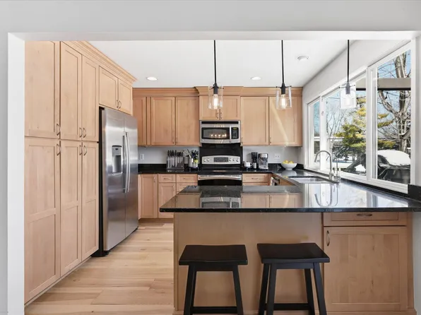 140 Birnamwood Dr, Burnsville, MN 55337