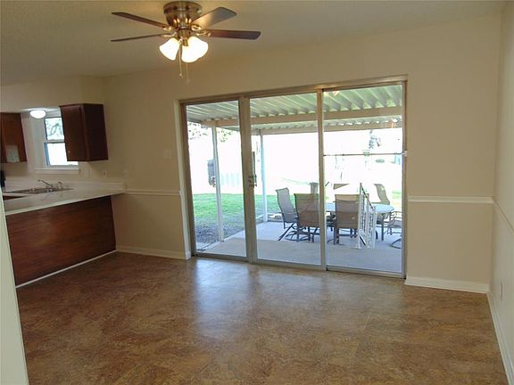 3rd image of 909 Alamo Ln