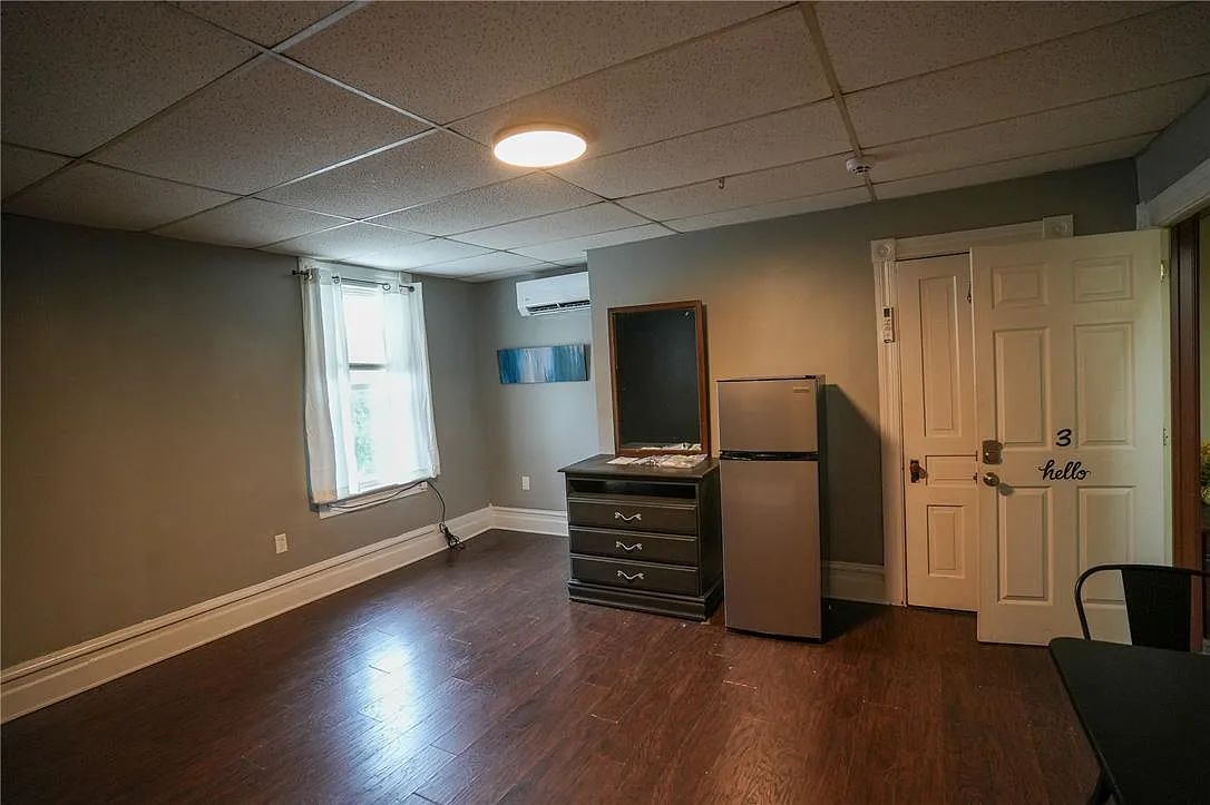 1 bed, 1.0 bath, 280 sqft, $950 — Photo 3