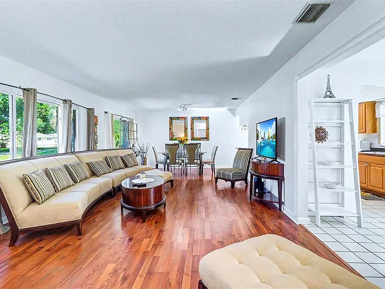 209 S Aurora Ave — Photo 4