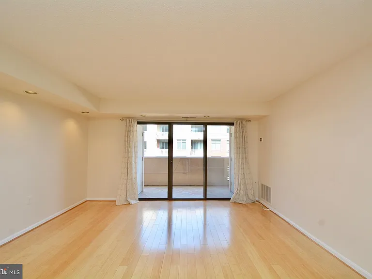 1301 N Courthouse Rd #1512 — Photo 14