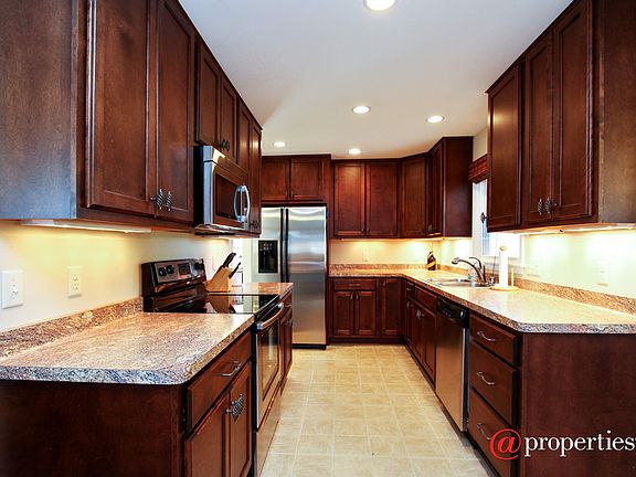 Great Kitchen! Completely updated!