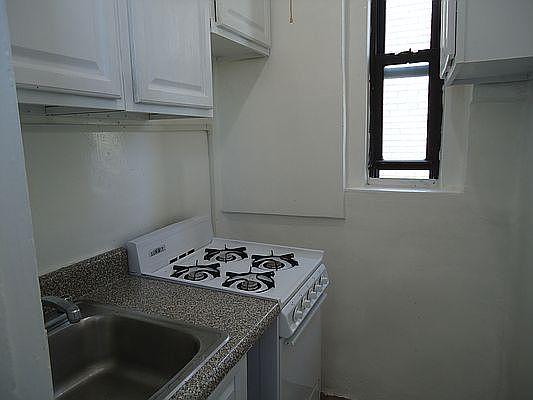 3rd image of 32-16 Crescent St #6C