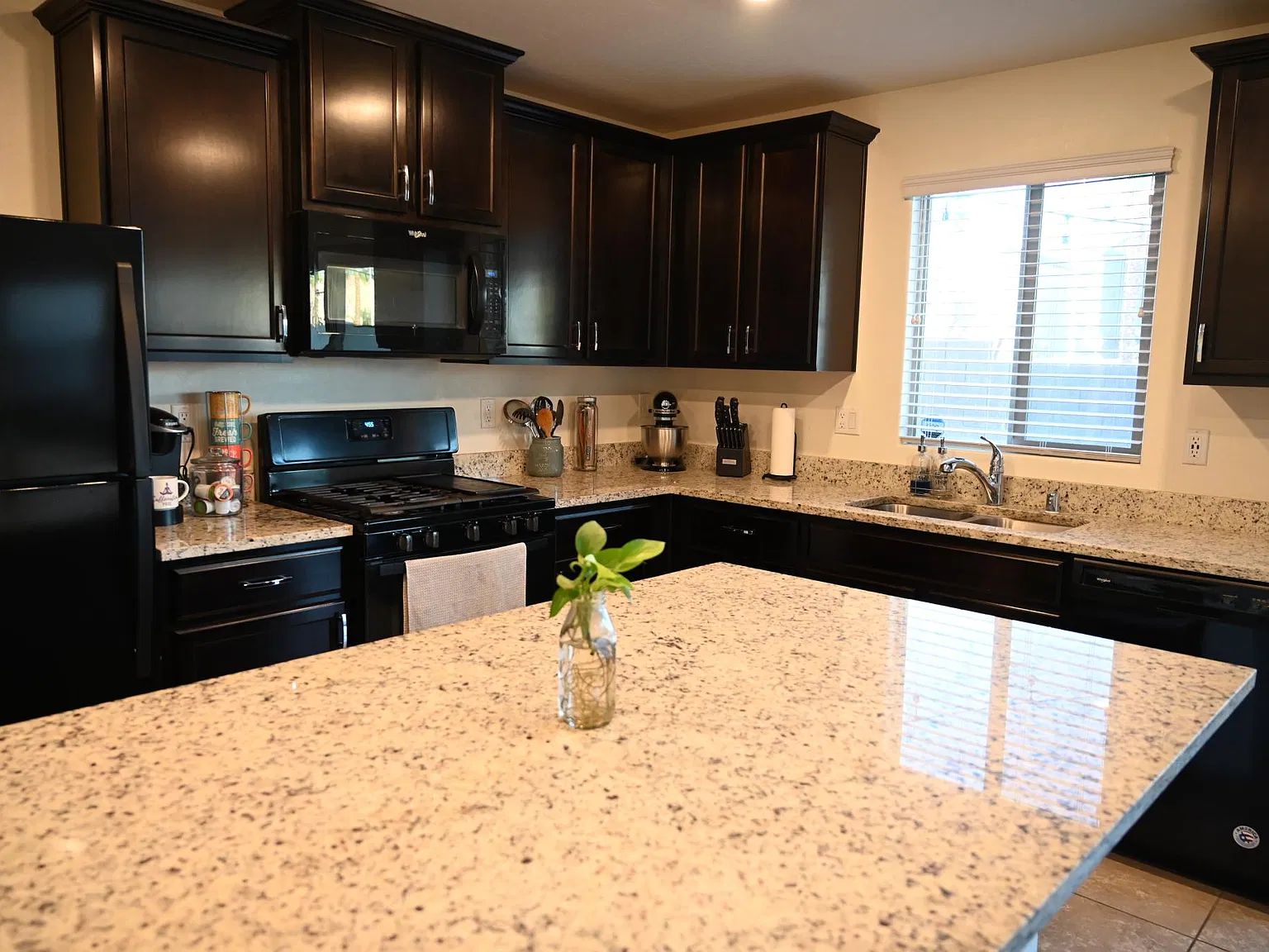 3 bed, 2.5 bath, 1415 sqft, $2,000 — Photo 4