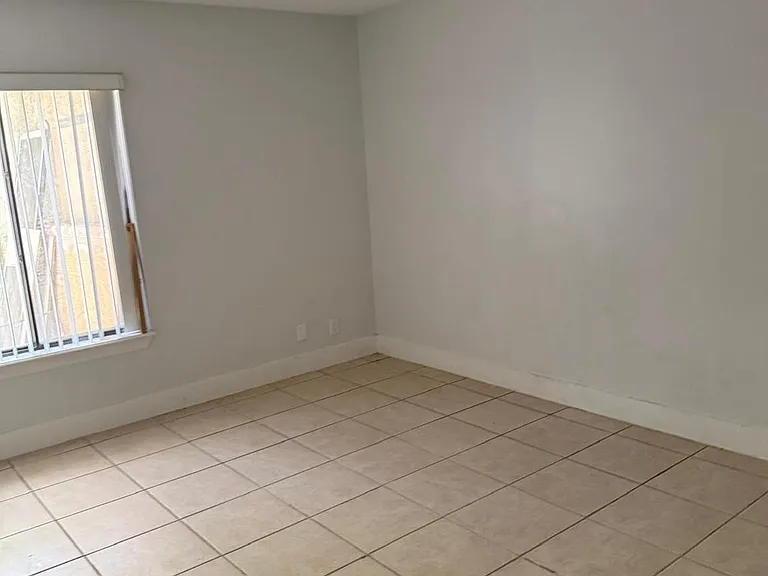 1216 Periwinkle Pl — Photo 4