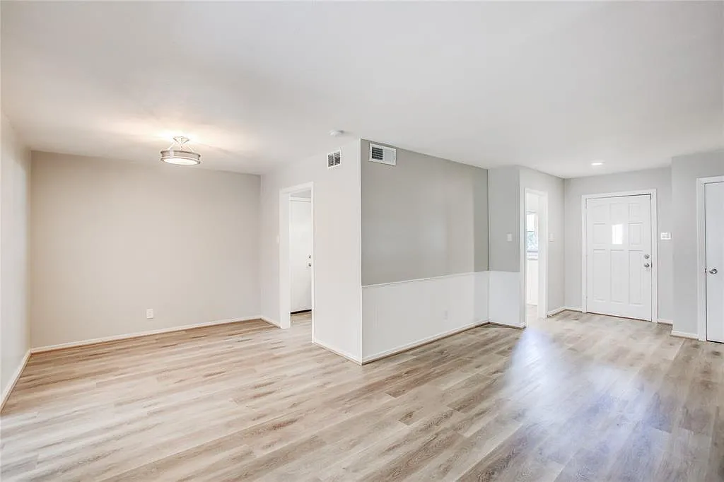 3 bed, 2.0 bath, 1404 sqft, $2,000 — Photo 2