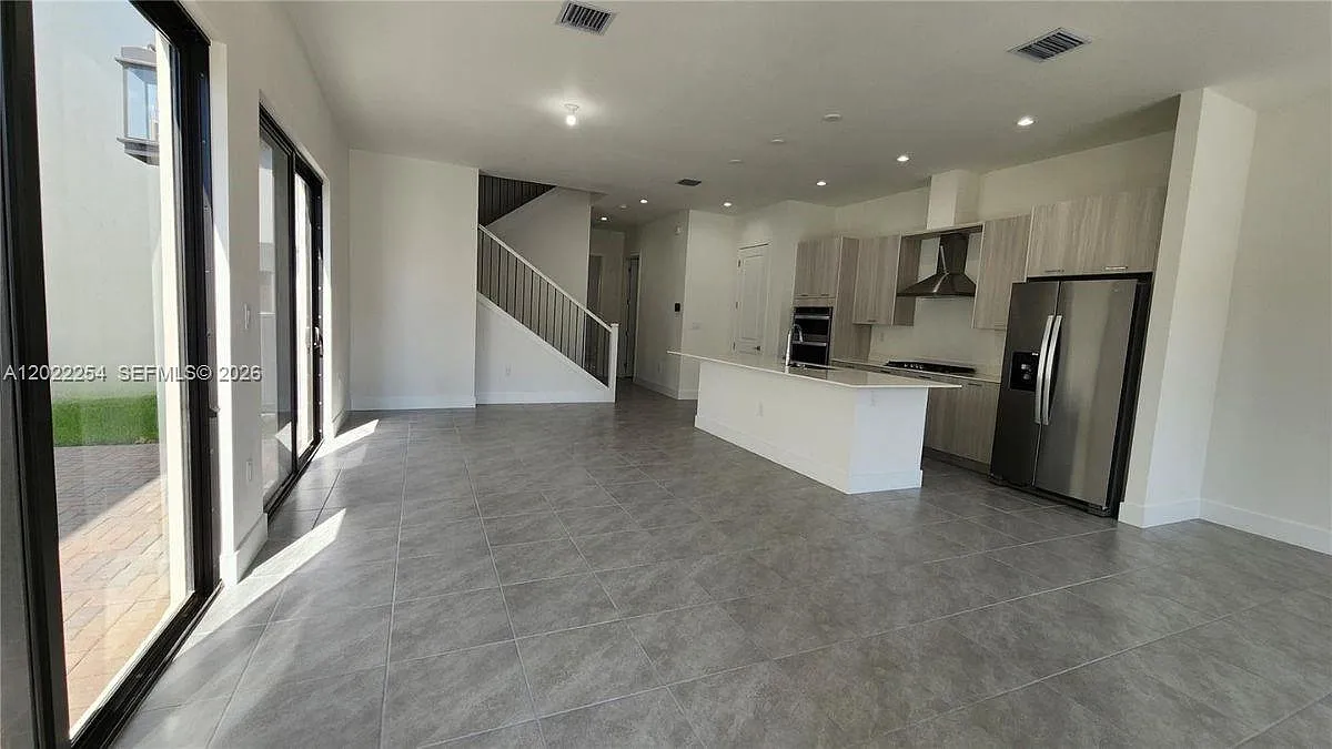 4 bed, 3.0 bath, 2374 sqft, $5,980 — Photo 3