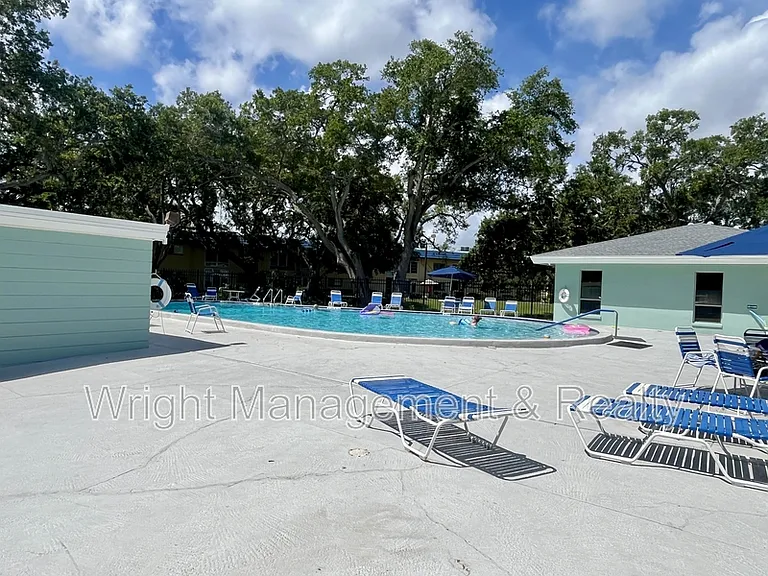 2323 Surrey Ln — Photo 19