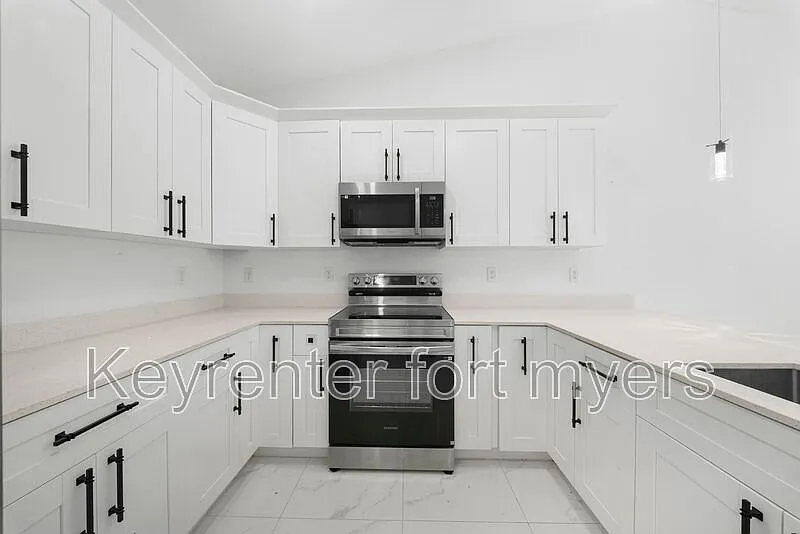 3 bed, 2.0 bath, 1194 sqft, $1,650 — Photo 4