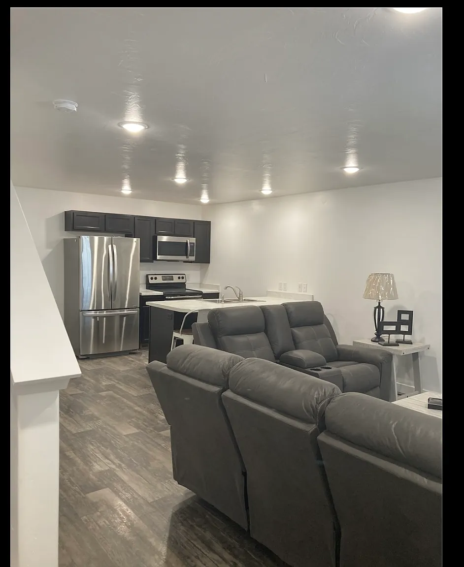 3 bed, 1400 sqft, $1,895 — Photo 2