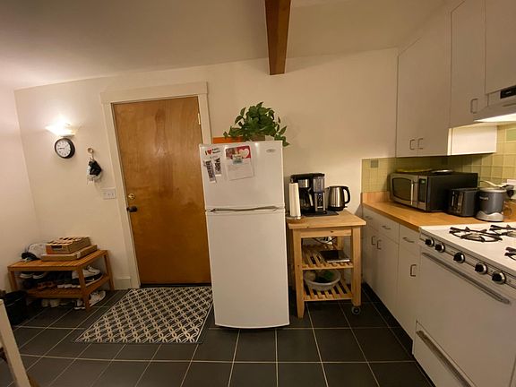 Kitchen area by entry way