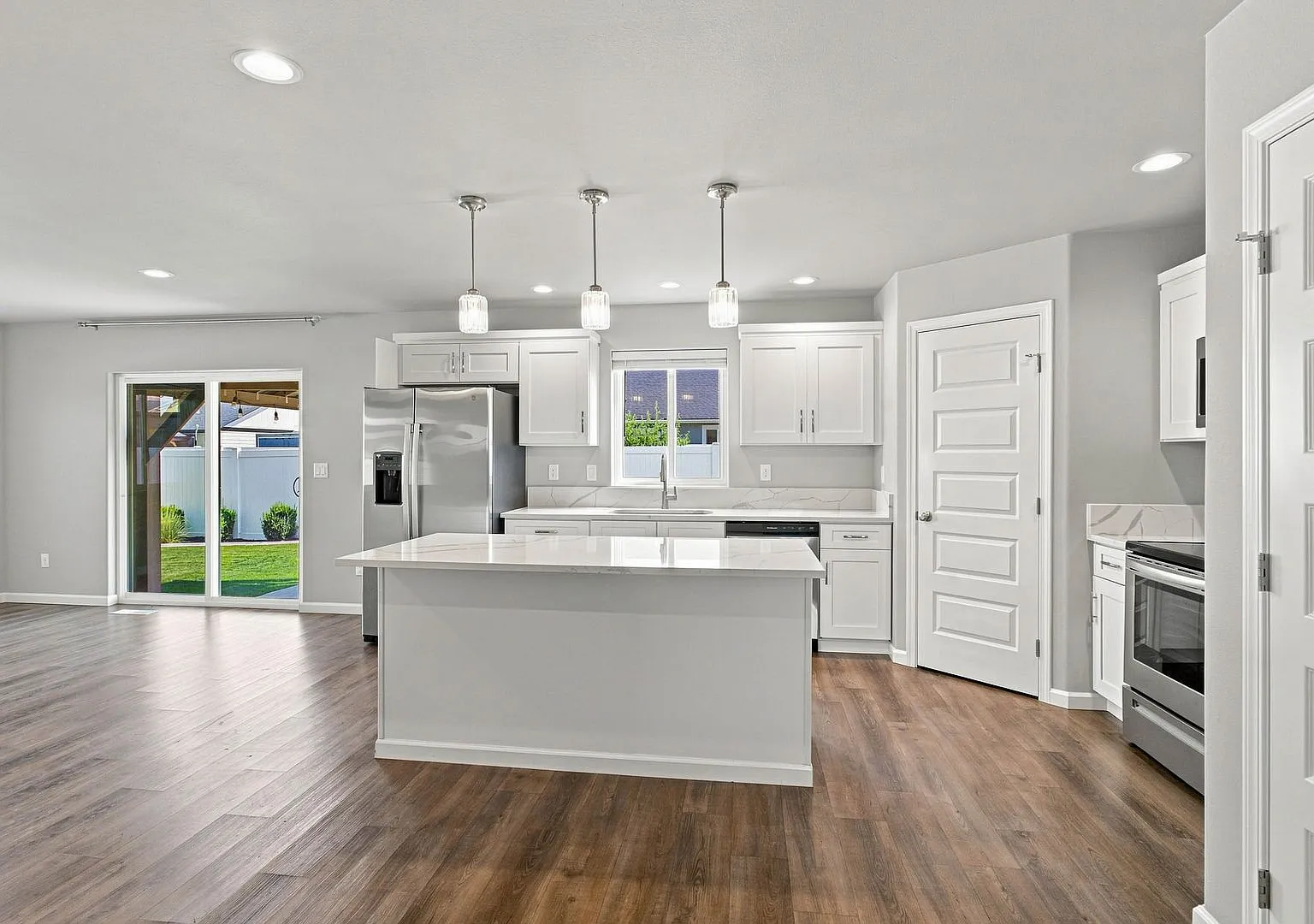 Spacious 3-Bedroom Home with 2-Car Garage — Photo 2