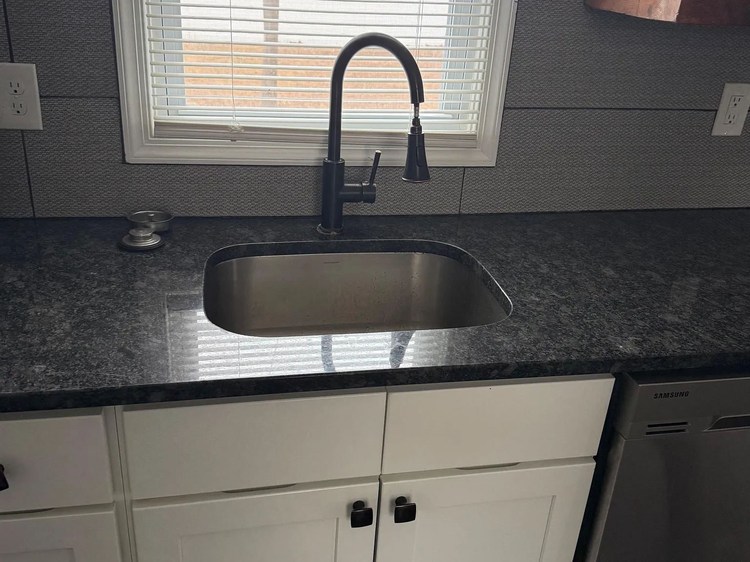 3 bed, 1.5 bath, 950 sqft, $1,139 — Photo 3
