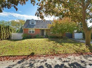 34 Grover Ln, East Northport, NY 11731