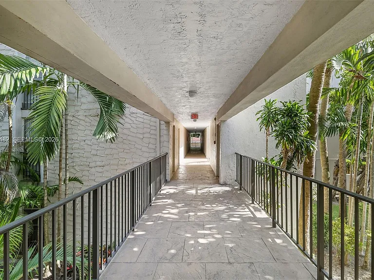 6886 N Kendall Dr #D202 — Photo 28