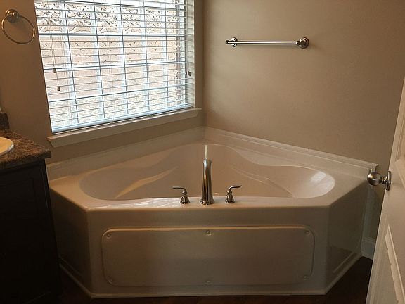 3rd image of 3277 River Crest Dr S