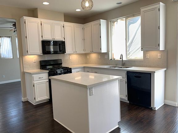 3rd image of 40204 Banyan St