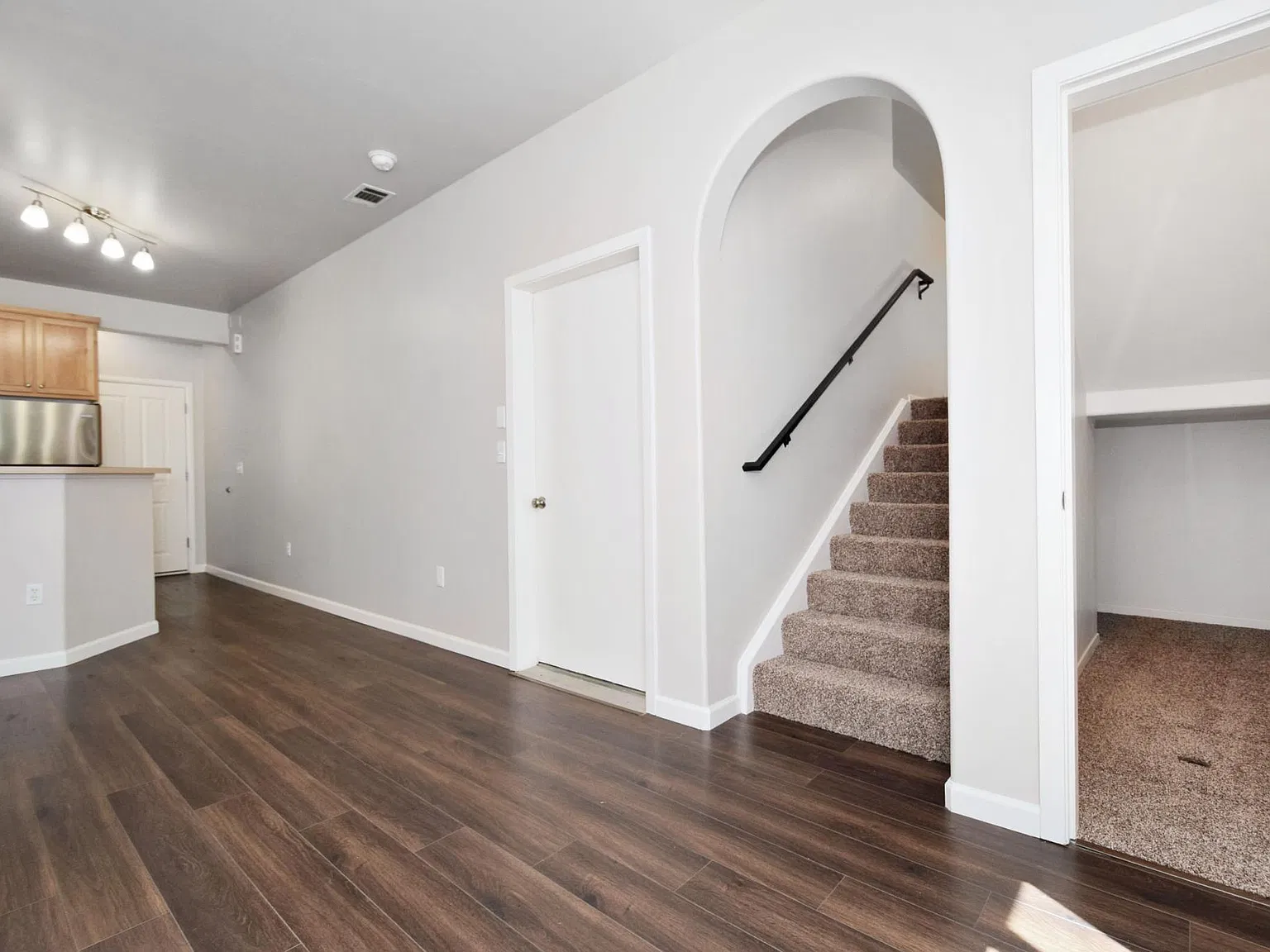 2 bed, 1096 sqft, $2,099 — Photo 2