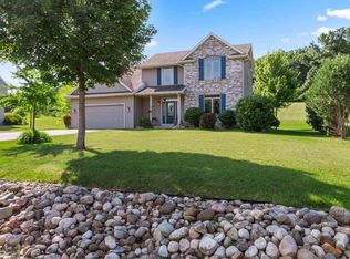 2127 Deer Run Dr, Delavan, WI 53115