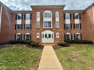 974 Claytonbrook Dr APT 2D, Ballwin, MO 63011