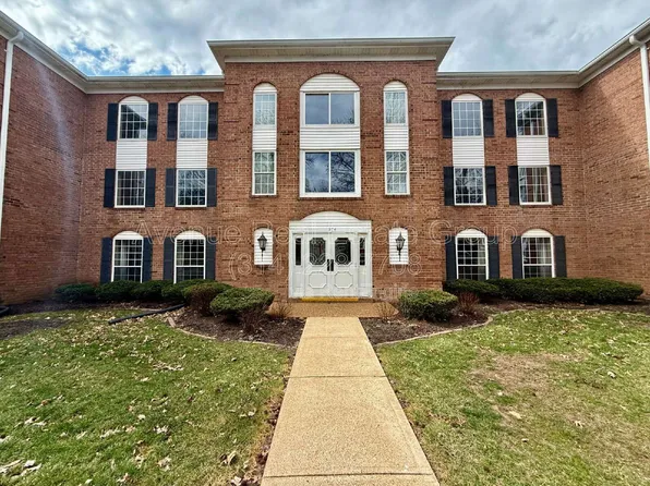 974 Claytonbrook Dr APT 2D, Ballwin, MO 63011