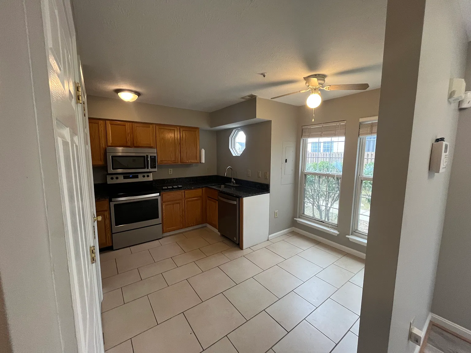 3 bed, 1.5 bath, 1322 sqft, $2,100 — Photo 3