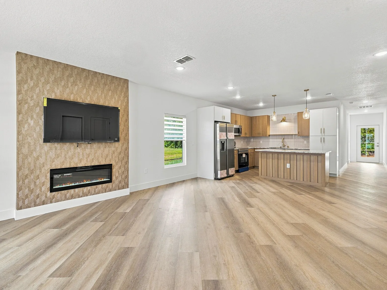 3 bed, 1400 sqft, $2,200 — Photo 3