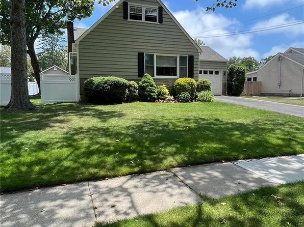 17 Gaylore Drive W, Amityville, NY 11701