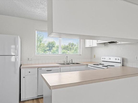 4th image of 1911 Hoxie Ave APT C