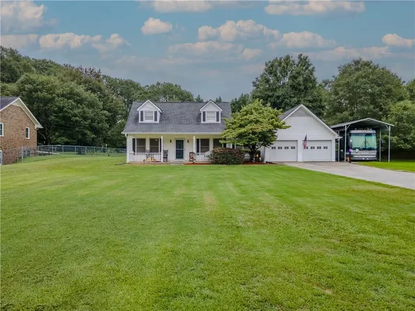 381 Willowwind Dr, Loganville, GA 30052